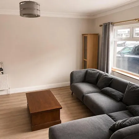 Modern In The Heart Of 8 Shared Apartment *